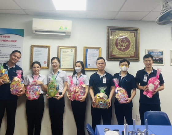 Union of Viet NHAT TAN Precision Mechanical Company Limited が従業員の子供たちに中秋の贈り物を贈呈